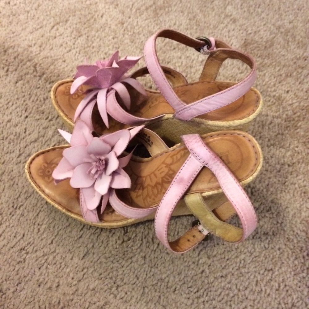 A size 6 cute Born wedge with flowers